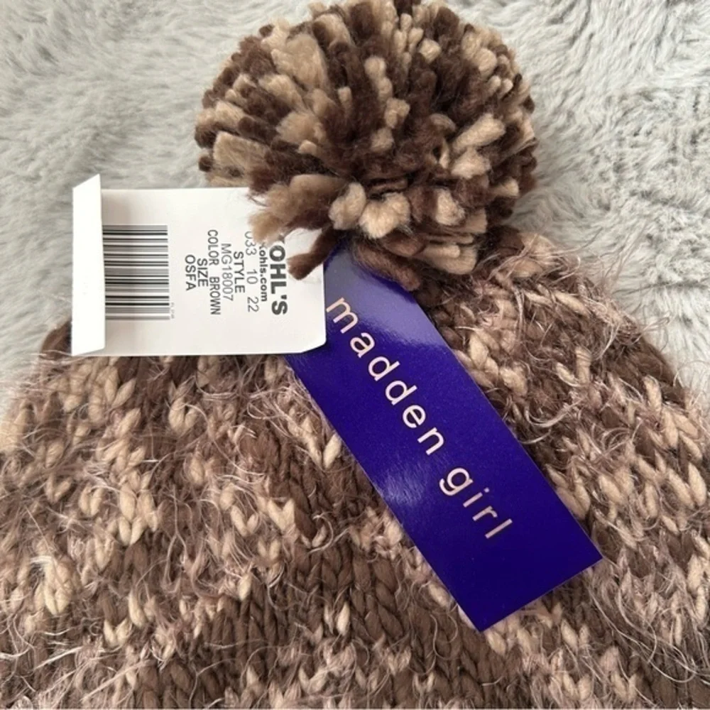 ❄️NWT Madden Girl Soft knit warm beanie Pom Pom hat Cold Weather ❄️